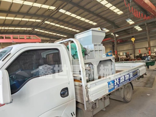 小型撕碎機發貨現場